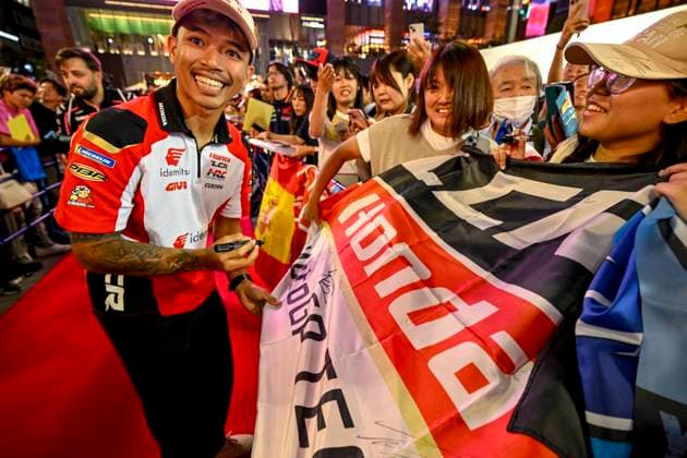 MOTO - MOTO GP - GRAND PRIX OF JAPAN 2025 CHANTRA Somkiat (tha), LCR Honda Idemitsu, Honda RC213V, portrait with fans during the 2025 MotoGP Motul Grand Prix of Japan on the Twin Ring Motegi Circuit from September 26 to 28, At Motegi, Japan - MotegiJapan Copyright: xGIGIxSOLDANOx