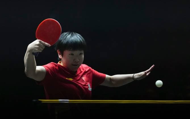 (251004) -- BEIJING, Oct. 4, 2025 -- Sun Yingsha hits a return during the women s singles semifinal match between Sun Yingsha of China and Chen Xingtong of China at 2025 World Table tennis, Tischtennis (WTT) China Smash in Beijing, China, Oct. 4, 2025. ) (SP)CHINA-BEIJING-TABLE TENNIS-WTT-CHINA SMASH-WOMEN S SINGLES-SEMIFINAL(CN) SunxFei