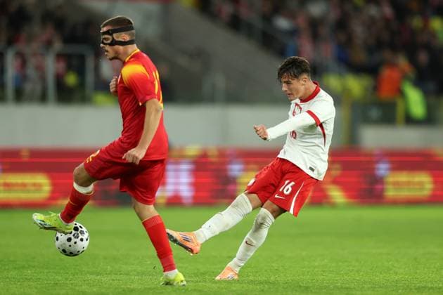 KATOWICE 10.10.2025 MECZ ELIMINACJE MLODZIEZOWYCH MISTRZOSTW EUROPY U21, U 21 GRUPA E: POLSKA - CZARNOGORA --- UEFA EUROPEAN UNDER-21 CHAMPIONSHIP 2027 QUALIFYING ROUND FOOTBALL GROUP E MATCH: POLAND - MONTENEGRO LAZAR SAVOVIC KACPER URBANSKI FOT. PIOTR KUCZA FOTOPYK NEWSPIX.PL --- newspix.pl POLAND OUT!