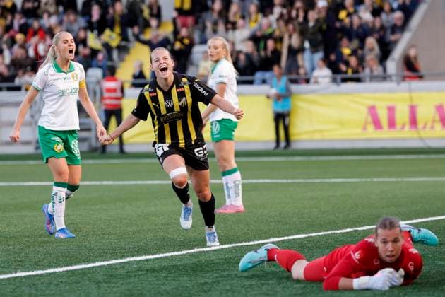 GOTHENBURG, SWEDEN 20251011 Häcken s Anna Anvegard 10 during Saturday s women s Swedish football match between BK Häcken FF and Hammarby IF at Bravida Arena GÖTEBORG SWEDEN x9200x Copyright: xAdamxIhse TTx WOMEN S SWEDISH HÄCKEN-HAMMARBY