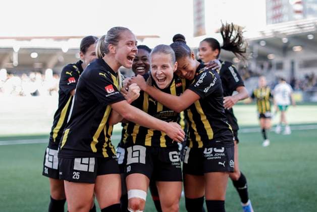 GOTHENBURG, SWEDEN 20251011 Häcken s Anna Anvegard 10 during Saturday s women s Swedish football match between BK Häcken FF and Hammarby IF at Bravida Arena GÖTEBORG SWEDEN x9200x Copyright: xAdamxIhse TTx WOMEN S SWEDISH HÄCKEN-HAMMARBY