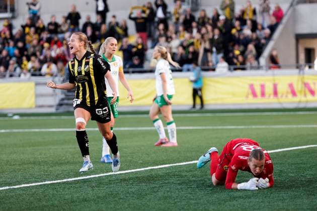 GOTHENBURG, SWEDEN 20251011 Häcken s Anna Anvegard 10 during Saturday s women s Swedish football match between BK Häcken FF and Hammarby IF at Bravida Arena GÖTEBORG SWEDEN x9200x Copyright: xAdamxIhse TTx WOMEN S SWEDISH HÄCKEN-HAMMARBY