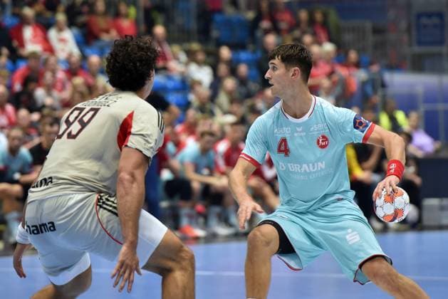 Nikolaj Enderleit MT Melsungen 4 on the ball Javi Rodriguez SL Benfica Lisbon 99 L , GER, MT Melsungen SL Benfica Lisbon POR l, Handball, EHF European League Maenner, Group Matches, Saison 2025 2026, 14 10 2025, GER, MT Melsungen SL Benfica Lisbon, Handball, EHF Maenner, Group Matches, Saison 2025 2026, 14 10 2025 Kassel Copyright: xEibner-Pressefotox xRolandxSippelx EP_RSL