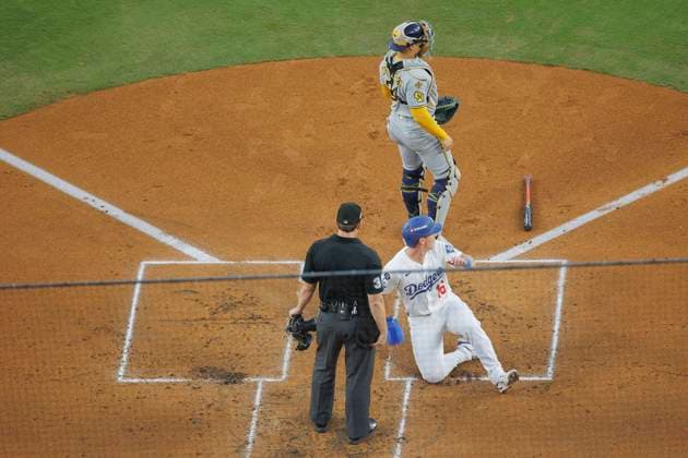October 17, 2025, Los Angeles, California, USA: Will Smith 16 of the Los Angeles Dodgers slides home to score during their MLB, Baseball Herren, USA National League Championship Series Game 4 against the Milwaukee Brewers on Friday October 17, 2025 at Dodger Stadium in Los Angeles, California. ARMANDO ARORIZO Los Angeles USA - ZUMAp124 20251017_zaa_p124_025 Copyright: xArmandoxArorizox