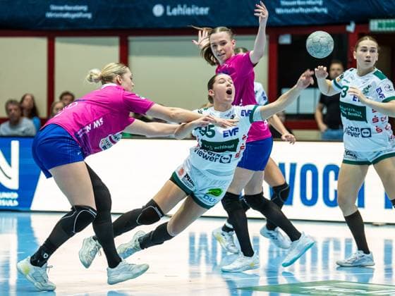 Lara Daeuble Frisch Auf Women, 95 in duel with Kim Hinkelmann Sport Union Neckarsulm, 05 , Sport Union Neckarsulm vs Frisch Auf Goeppingen, Handball, 1 Bundesliga, Season 2025 2026, 25 10 2025 Sport Union Neckarsulm vs Frisch Auf Goeppingen, Handball, 1 Bundesliga, Season 2025 2026, 25 10 2025 Neckarsulm Copyright: xEibner-Pressefoto MichaelxSchmidx EP_MST