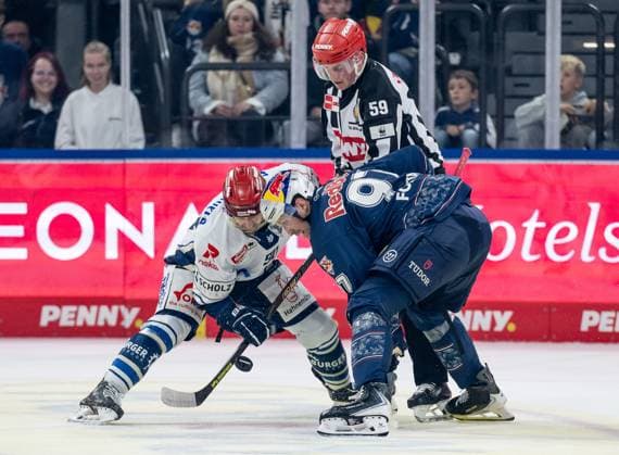Linesperson Jonas Reinold takes a faceoff between Tylor Spink Schwenninger Wild Wings, 90 and Gabriel Fontaine EHC Red Bull Muenchen, 97 GER, EHC Red Bull Muenchen vs Schwenninger Wild Wings, Ice Hockey, DEL, Matchday 14, Season 2025 2026, 26 10 2025 GER, EHC Red Bull Muenchen vs Schwenninger Wild Wings, Ice Hockey, DEL, Matchday 14, Season 2025 2026, 26 10 2025 Muenchen Copyright: xEibner-Pressefoto HeikexFeinerx EP_HFR