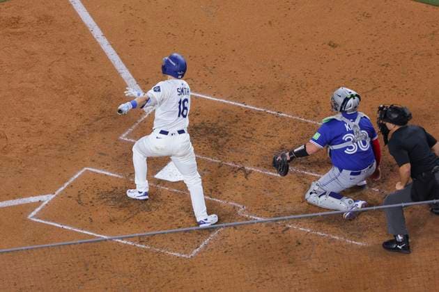October 27, 2025, Los Angeles, California, USA: Will Smith 16 of the Los Angeles Dodgers hits a single during their MLB, Baseball Herren, USA World Series Game 3 against the Toronto Blue Jays on Monday October 27, 2025 at Dodger Stadium in Los Angeles, California. ARMANDO ARORIZO PI Los Angeles USA - ZUMAp124 20251027_zaa_p124_020 Copyright: xArmandoxArorizox