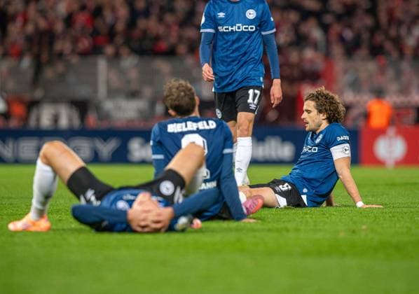 Soccer, Men, Season 2025 2026, DFB Pokal 2 Round , 1 FC Union Berlin DSC Arminia Bielefeld, f l Julian Kania Bielefeld , Felix Hagmann Bielefeld , Mael Corboz Bielefeld , Disappointment after final whistle, 29 10 2025, Copyright: xSebastianxRäppold MatthiasxKochx