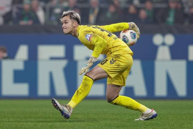 Mio Backhaus Goalkeeper, Goalkeeper, SV Werder Bremen, 30 on the ball, cropped image, single image, full body, action, action, game scene, THE DFL GUIDELINES PROHIBIT ANY USE OF PHOTOGRAPHS AS IMAGE SEQUENCES AND OR QUASI VIDEO DFL REGULATIONS PROHIBIT ANY USE OF PHOTOGRAPHS AS IMAGE SEQUENCES AND OR QUASI VIDEO , 07 11 2025, Bremen Germany , Football, Bundesliga, SV Werder Bremen VfL Wolfsburg xobx