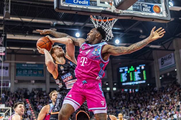 Christian Sengfelder Ratiopharm Ulm, 43 vs Jeff Garrett Jr Telekom Baskets Bonn, 04 Telekom Baskets Bonn vs Ratiopharm Ulm, Basketball, easy Credit BBL, 07 Matchday, 2025 2026, 08 11 2025 Telekom Baskets Bonn vs Ratiopharm Ulm, Basketball, easy Credit BBL, 07 Matchday, 2025 2026, 08 11 2025 Bonn Copyright: xEibner-Pressefoto GerhardxWingenx EP_GWR
