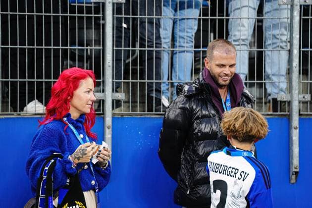 Dana and Dennis Diekmeier with son GER, Hamburger SV vs Borussia Dortmund, Football, 1 Bundesliga, Matchday 10, Season 2025 2026, 08 11 2025 DFL REGULATIONS PROHIBIT ANY USE OF PHOTOGRAPHS AS IMAGE SEQUENCES AND OR QUASI VIDEO GER, Hamburger SV vs Borussia Dortmund, Football, 1 Bundesliga, Matchday 10, Season 2025 2026, 08 11 2025 Hamburg Copyright: xEibner-Pressefoto MarcelxvonxFehrnx EP_MFN