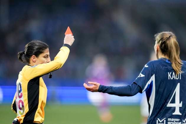 from left Dr Riem Hussein referee shows Lisann Kaut TSG, 4 the yellow red card, sending off, expulsion, second yellow card, highlight, action, action scene, 23 11 2025, Sinsheim Hoffenheim Germany , Football, Google Pixel Women Bundesliga, TSG 1899 Hoffenheim FC Bayern Munich, DFB DFL REGULATIONS PROHIBIT ANY USE OF PHOTOGRAPHS AS IMAGE SEQUENCES AND OR QUASI VIDEO xozx