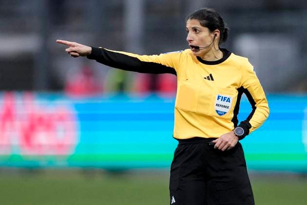 Dr Riem Hussein referee, gives instructions, gestures, gesticulates with arms, single image, single photo, action, action, 23 11 2025, Sinsheim Hoffenheim Germany , Football, Google Pixel Women Bundesliga, TSG 1899 Hoffenheim FC Bayern Munich, DFB DFL REGULATIONS PROHIBIT ANY USE OF PHOTOGRAPHS AS IMAGE SEQUENCES AND OR QUASI VIDEO xozx