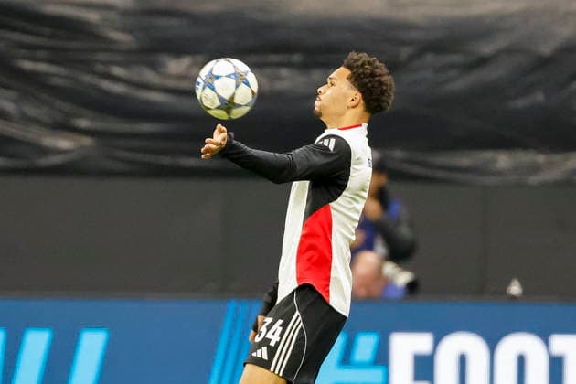 Nnamdi Collins Eintracht Frankfurt, 34 warming up before the start of the match , Germany, Football, UEFA Champions League, Matchday 5, 2025 2026, Eintracht Frankfurt vs Atalanta Bergamo, 26 11 2025, Deutsche Bank Park, Frankfurt am Main, Germany Frankfurt am Main Deutsche Bank Park Hessen Germany Copyright: xGrantxHubbsx
