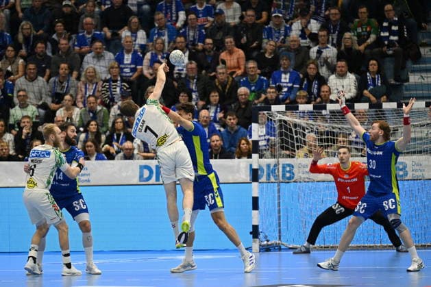 Felix Claar SC Magdeburg 7 vs Julian Koester VfL Gummersbach 7 VfL Gummersbach vs SC Magdeburg, Handball, Daikin 1 Bundesliga, Matchday 17, Season 2025 2026, Schwalbe Arena Gummersbach, 14 12 2025 VfL Gummersbach vs SC Magdeburg, Handball, Daikin 1 Bundesliga, Matchday 17, Season 2025 2026, Schwalbe Arena Gummersbach, 14 12 2025 Gummersbach Copyright: xEibner-Pressefoto JuergenxAugstx EP_JAT