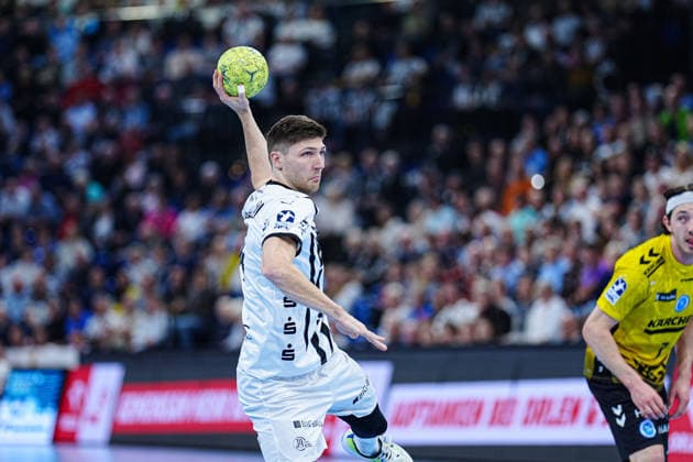 7 meter throw goal Lukas Zerbe THW Kiel, 24 GER, THW Kiel vs TVB Stuttgart, Handball, 1 Bundesliga, Matchday 16, Season 2025 2026, 10 12 2025 GER, THW Kiel vs TVB Stuttgart, Handball, 1 Bundesliga, Matchday 16, Season 2025 2026, 10 12 2025 Kiel Copyright: xEibner-Pressefoto MarcelxvonxFehrnx EP_MFN