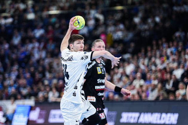 7 meter throw goal Lukas Zerbe THW Kiel, 24 GER, THW Kiel vs HC Erlangen, Handball, 1 Bundesliga, Matchday 19, Season 2025 2026, 26 12 2025 GER, THW Kiel vs HC Erlangen, Handball, 1 Bundesliga, Matchday 19, Season 2025 2026, 26 12 2025 Kiel Copyright: xEibner-Pressefoto MarcelxvonxFehrnx EP_MFN