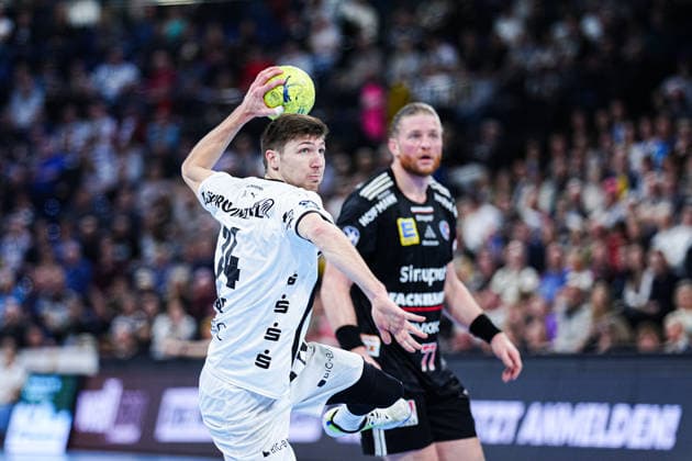 7 meter throw goal Lukas Zerbe THW Kiel, 24 GER, THW Kiel vs HC Erlangen, Handball, 1 Bundesliga, Matchday 19, Season 2025 2026, 26 12 2025 GER, THW Kiel vs HC Erlangen, Handball, 1 Bundesliga, Matchday 19, Season 2025 2026, 26 12 2025 Kiel Copyright: xEibner-Pressefoto MarcelxvonxFehrnx EP_MFN