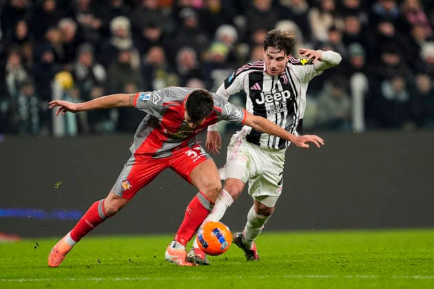 Cremonese s Alberto Grassi fights for the ball with Juventus™ Fabio Miretti during the Serie A soccer match between Juventus Fc and Cremonese the Juventus Stadium in Turin, north west Italy - January 12, 2026. - Soccer Copyright: xFabioxFerrari LaPressex