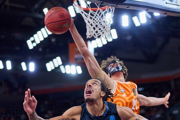 Duel under the basket, Alec Anigbata ratiopharm ulm, 21 and Kevin Yebo NINERS Chemnitz, 00 GER, ratiopharm ulm vs NINERS Chemnitz, Basketball, Matchday 14, BKT EuroCup, Season 2025 2026, 14 01 2025 GER, ratiopharm ulm vs NINERS Chemnitz, Basketball, Matchday 14, BKT EuroCup, Season 2025 2026, 14 01 2025 Neu Ulm Copyright: xEibner-Pressefoto GeraldxOelze-dexStoppanyx EP_ODS