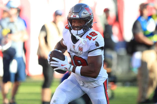 TAMPA, FL - OCTOBER 12: Tampa Bay Buccaneers Wide Receiver Kameron Johnson (19) makes a catch and runs into the end zone for the touchdown during the Regular Season game between the San Francisco 49ers and the Tampa Bay Buccaneers on October 12, 2025 at Raymond James Stadium in Tampa, Florida. (Photo by Cliff Welch Icon Sportswire) NFL, American Football Herren, USA OCT 12 49ers at Buccaneers EDITORIAL USE ONLY Icon357251012035