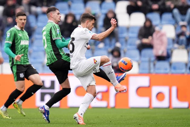 Cremonese s Alberto Grassi fights for the ball with SassuoloÕs Luca Lipani during the Serie A soccer match between Sassuolo and Cremonese at the Mapei Stadium Cittˆ del Tricolore in Reggio Emilia, north Italy - Sunday, January 25, 2026 - - Soccer - Copyright: xMassimoxPaolone LaPressex