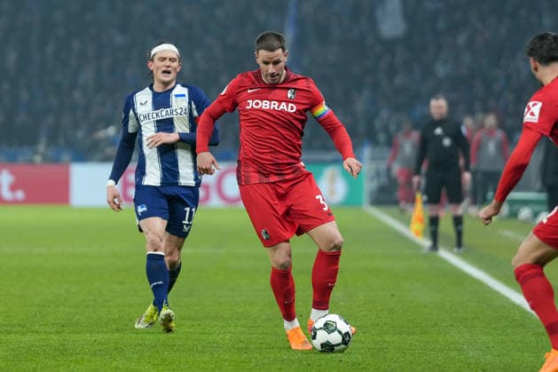 Christian Günter Christian Guenter SC Freiburg, 30 on the ball , Soccer, Quarterfinals, DFB Pokal, 2025 26, Hertha BSC vs SC Freiburg, 10 02 2026, Olympiastadion Berlin, Berlin, Germany DFB REGULATIONS PROHIBIT ANY USE OF PHOTOGRAPHS AS IMAGE SEQUENCES AND OR QUASI VIDEO Berlin Olympiastadion Berlin Berlin Germany Copyright: xArnexAmbergx
