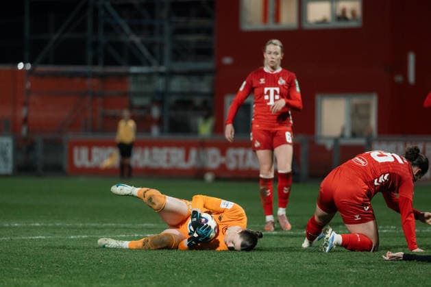 13.02.26, Women, Football, Google Pixel Frauen Bundesliga, Season 2025 2026, Bayer 04 Leverkusen - 1.FC Köln, Matchday 18 Rafaela Borggräfe ( 12 - Bayer 04 Leverkusen) holding a ball after a defense action Leverkusen Ulrich-Haberland-Stadion NRW Deutschland