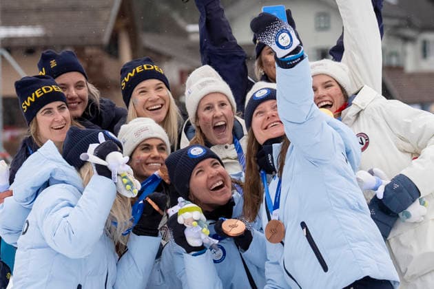 Cross-Country Skiing - Milano Cortina 2026 Winter Olympics: Day 8 Silver medallists Sweden s Jonna Sundling, Sweden s Frida Karlsson, Sweden s Ebba Andersson and Sweden s Linn Svahn, gold medallists Norway s Heidi Weng, Norway s Karoline Simpson-Larsen, Norway s Astrid Oeyre Slind and Norway s Kristin Austgulen Fosnaes, and Bronze medallists Finland s Jasmi Joensuu, Finland s Vilma Ryytty, Finland s Kerttu Niskanen and Finland s Johanna Matintalo celebrate on the podium for the cross-country women s 4 x 7,5km relay event of the Milano Cortina 2026 Winter Olympic Games, Olympische Spiele, Olympia, OS at Tesero Cross-Country Skiing Stadium in Lago di Tesero (Val di Fiemme), on February 14, 2026 Tesero Italy Copyright: xAndrzejxIwanczukx originalFilename:iwanczuk-crosscou260214_npLMI.jpg