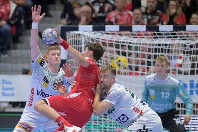 Nikolaj Enderleit MT Melsungen 4 on the ball , Ymir Oern Gislason Frisch Auf Goeppingen 33 , Ludvig Jurmala Astroem Frisch Auf Goeppingen 25 R in defense, Kristian Saeveras goalkeeper Frisch Auf Goeppingen 12 in the back , GER, MT Melsungen Frisch Auf Goeppingen, Handball, 1 Bundesliga, 21 Matchday, Season 2025 2026, 14 02 2026, GER, MT Melsungen Frisch Auf Goeppingen, Handball, 1 Bundesliga, 21 Matchday, Season 2025 2026, 14 02 2026 Kassel Copyright: xEibner-Pressefotox xRolandxSippelx EP_RSL