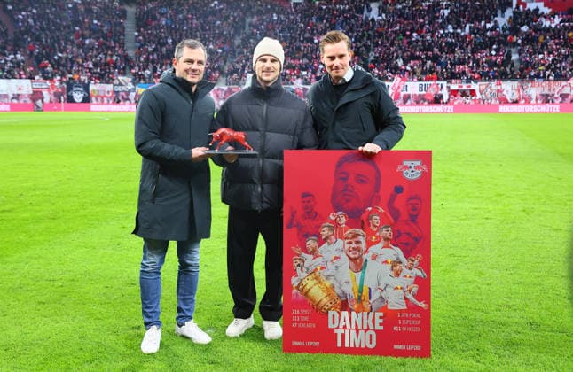 RB Leipzig Wolfsburg Bundesliga Leipzig, 15 01 2026, Red Bull Arena, Football, Bundesliga, Matchday 22 , RB Leipzig vs VfL Wolfsburg , Timo Werner was bid farewell by RB Leipzig today He is moving to Major League Soccer USA to the San Jose Earthquakes , In the picture from l Marcel Schäfer Schaefer RB Leipzig, Managing Director Sport , Timo Werner and Johann Plenge, RB Leipzig Managing Director and Chief Strategy Officer CSO , Picture Point