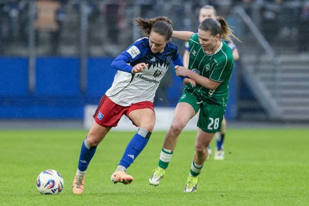 from left Camilla Linberg Hamburger SV, HSV, 47 and Juliane Wirtz SV Werder Bremen, 28 in duel, duel, dynamics, action, action, game scene, THE DFB REGULATIONS PROHIBIT ANY USE OF PHOTOGRAPHS AS IMAGE SEQUENCES AND OR QUASI VIDEO , 21 02 2026, Hamburg Germany , Football, Google Pixel Womens Bundesliga, Hamburger SV SV Werder Bremen xobx