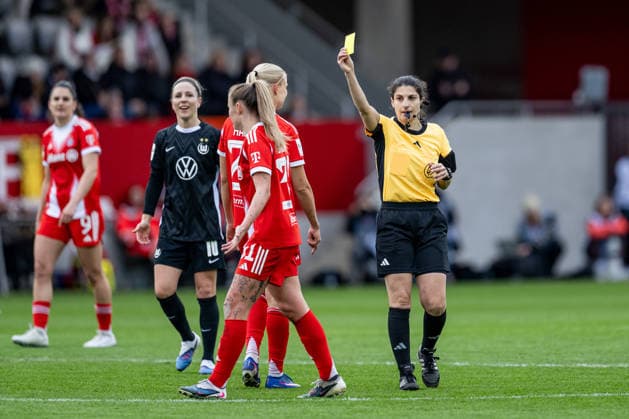 Georgia Stanway FC Bayern Muenchen Frauen, 31 gets yellow carded by Dr Riem Hussein referee GER, FC Bayern Muenchen Frauen vs VfL Wolfsburg, Soccer, Google Pixel Frauen Bundesliga, 19 Matchday, Season 2025 2026, 22 02 2026 DFL DFB REGULATIONS PROHIBIT ANY USE OF PHOTOGRAPHS as IMAGE SEQUENCES and or QUASI VIDEO GER, FC Bayern Muenchen Frauen vs VfL Wolfsburg, Football, Google Pixel Frauen Bundesliga, 19 Spieltag, Saison 2025 2026, 22 02 2026 Muenchen Copyright: xEibner-Pressefoto HeikexFeinerx EP_HFR