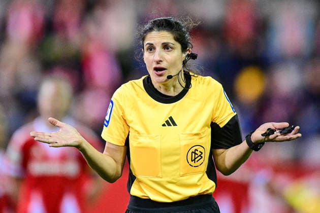 Riem Hussein Referee, Referee gives instructions, gesticulates, gesticulates with arms, gives instructions, gesticulate, single image, action, action, 22 02 2026, Munich Germany , Football, Google Pixel Women Bundesliga, FC Bayern Munich VfL Wolfsburg, DFB DFL REGULATIONS PROHIBIT ANY USE OF PHOTOGRAPHS AS IMAGE SEQUENCES AND OR QUASI VIDEO xslx