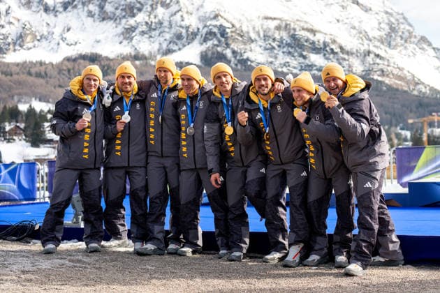 FRIEDRICH Francesco, SOMMER Matthias, SCHUELLER Alexander, STRAUB Felix Germany , LOCHNER Johannes, MARGIS Thorsten, WENZEL Jorn, FLEISCHHAUER Georg Germany cheer after the award ceremony for 2nd place silver medal and victory gold medal, ITA, Olympic Games Milano Cortina 2026, Olympics, 4-man bobsleigh men, final, 22 02 2026 ITA, Olympic Games Milano Cortina 2026, Olympics, 4-man bobsleigh men, final, 22 02 2026 Cortina d Ampezzo Copyright: xEibner-Pressefoto Memmlerx EP_MMR