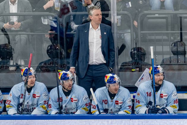 Max Kaltenhauser co-coach, EHC Red Bull Muenchen behind Ville Pokka EHC Red Bull Muenchen, 22 , Fabio Wagner EHC Red Bull Muenchen, 55 , Maximilian Daubner EHC Red Bull Muenchen, 70 and Konrad Abeltshauser EHC Red Bull Muenchen, 16 GER, EHC Red Bull Muenchen vs ERC Ingolstadt, Ice Hockey, DEL, Matchday 45, Season 2025 2026, 25 02 2026 GER, EHC Red Bull Muenchen vs ERC Ingolstadt, Ice Hockey, DEL, Matchday 45, Season 2025 2026, 25 02 2026 Muenchen Copyright: xEibner-Pressefoto HeikexFeinerx EP_HFR