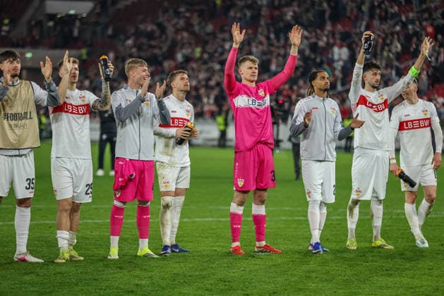 GER, Stuttgart, VfB Stuttgart vs Celtic Glasgow, Europa League, Football, UEFA, 2025 2026 season, MHP Arena, Playoffs, second leg in the picture VfB Stuttgart celebrates with the fans despite defeat after the final whistle DFB DFL REGULATIONS PROHIBIT ANY USE OF PHOTOGRAPHS AS IMAGE SEQUENCES AND OR QUASI VIDEO, 26 02 2026 Copyright: HMBxMedia HendrikxHamelau