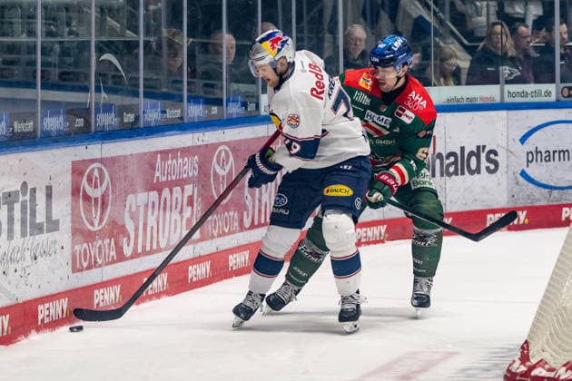 Fight for the puck duel between Philipp Krening EHC Red Bull Muenchen, 79 and Thomas Schemitsch Augsburger Panther, 62 GER, Augsburger Panther vs EHC Red Bull Muenchen, Ice Hockey, DEL, 46 Matchday, Season 2025 2026, 27 02 2026 GER, Augsburger Panther vs EHC Red Bull Muenchen, Ice Hockey, DEL, 46 Matchday, Season 2025 2026, 27 02 2026 Augsburg Copyright: xEibner-Pressefoto FranzxFeinerx EP_HFR