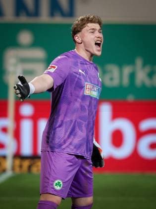 Silas Joel Pruefrock 43 Spvgg Greuther Fuerth gives instructions to the team, Spvgg Greuther Fuerth vs FC Schalke 04, Football, Men, 2 Bundesliga, Saison 2025 2026, Rueckrunde, 24 Spieltag, 28 02 2026 DFB regulations prohibit any use of photographs as image sequences and or quasi video Fuerth Bayern Germany Copyright: xkolbert-press MartinxAgüerax