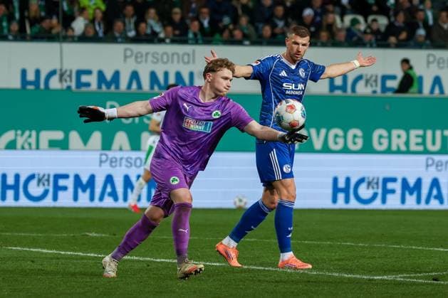 Silas Joel Pruefrock 43 Spvgg Greuther Fuerth knocks down a ball, behind him Edin Dzeko 10 FC Schalke 04 , who gestures, Spvgg Greuther Fuerth vs FC Schalke 04, Football, Men, 2 Bundesliga, Season 2025 2026, Second round, 24 Matchday, 28 02 2026 DFB regulations prohibit any use of photographs as image sequences and or quasi video Fuerth Bayern Germany Copyright: xkolbert-press MartinxAgüerax