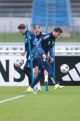 11 03 2026 Soccer training of FC Schalke 04 f l Janik Bachmann FC Schalke 04 , Nikola Katic FC Schalke 04 , Kenan Karaman FC Schalke 04 Gelsenkirchen Training ground FC Schalke 04 NRW Germany xRHR PHOTO YYx Copyright: RHR-FOTOx RHR-FOTO YY