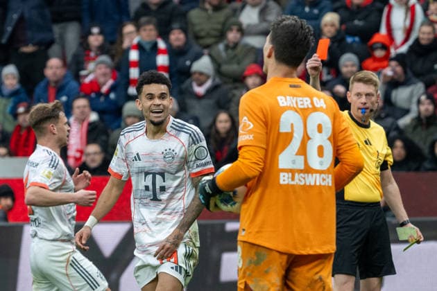 Referee Christian Dingert shows Luis Diaz FC Bayern Muenchen, 14 the yellow red card Bayer 04 Leverkusen vs FC Bayern Muenchen, Football, 1 Bundesliga, Matchday 26, Season 2025 2026, 14 03 2026 DFL DFB Regulations prohibit any use of Photographs as image sequences and or Quasivideo Bayer 04 Leverkusen vs FC Bayern Muenchen, Football, 1 Bundesliga, Matchday 26, Season 2025 2026, 14 03 2026 Leverkusen Copyright: xEibner-Pressefoto ThomasxHaeslerx EP_THR