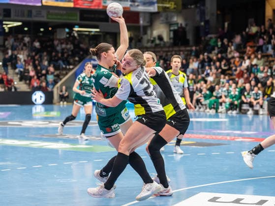 Lara Daeuble Frisch Auf Women, 95 in duel with Guro Husebo Borussia Dortmund, 24 , Frisch Auf Goeppingen vs Borussia Dortmund, Handball, 1 Bundesliga, Season 2025 2026, 18 03 2026 Frisch Auf Goeppingen vs Borussia Dortmund, Handball, 1 Bundesliga, Season 2025 2026, 18 03 2026 Goeppingen Copyright: xMichaelxSchmidt Eibner-Pressefotx EP_MST
