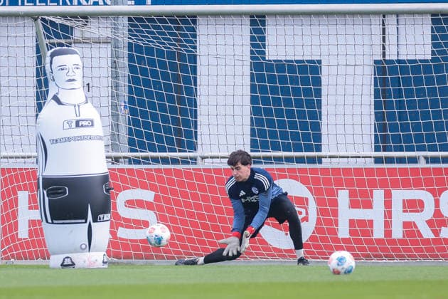 24 03 2026, Soccer, Training of FC Schalke 04 Goalkeeper Nick Bodon FC Schalke 04 Gelsenkirchen Training ground FC Schalke 04 NRW Germany xRHR PHOTO YYx Copyright: RHR-FOTOx RHR-FOTO YY