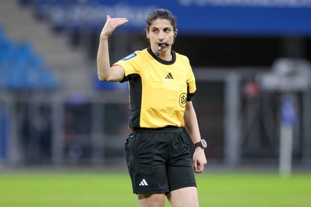Referee Dr. Riem Hussein gives instructions, gestures, gestures with arms, portrait, close-up, single photo, single image, THE DFB GUIDELINES PROHIBIT ANY USE OF PHOTOGRAPHS AS IMAGE SEQUENCES AND OR QUASI VIDEO DFB REGULATIONS PROHIBIT ANY USE OF PHOTOGRAPHS AS IMAGE SEQUENCES AND OR QUASI VIDEO , 30 03 2026, Hamburg Germany , Football, Google Pixel Women Bundesliga, Hamburger SV Bayer 04 Leverkusen xobx