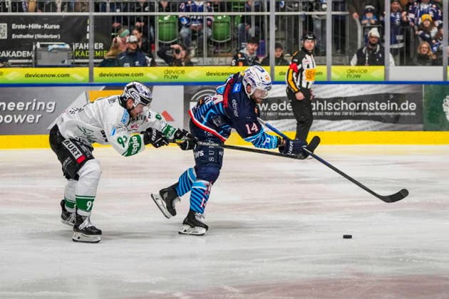 Running duel between Nickolas Latta Ravensburg Towerstars, 14 and Mike Fischer Bietigheim Steelers, 91 , GER, Ravensburg Towerstars vs Bietigheim Steelers, Ice Hockey, DEL2, Season 2025 2026, Playoff Quarterfinals, Game 7, 31 03 26 GER, Ravensburg Towerstars vs Bietigheim Steelers, Ice Hockey, DEL2, Season 2025 2026, Playoff Quarterfinals, Game 7, 31 03 26 Ravenburg Copyright: xEibner-Pressefoto MaximilianxRistx EP_MRT