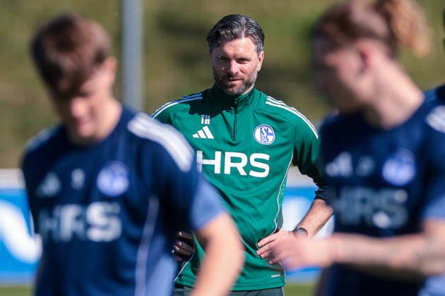 08 04 2026, Football, Training of FC Schalke 04 Co Coach Tim Hoogland FC Schalke 04 Gelsenkirchen Training ground FC Schalke 04 NRW Germany xRHR PHOTO YYx Copyright: RHR-FOTOx RHR-FOTO YY