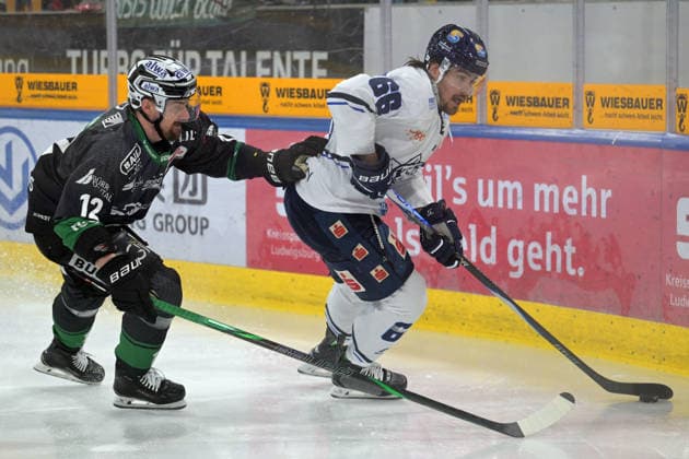 Darren Mieszkowski EC Kassel Huskies, 66 on the puck in a duel with Pawel Dronia Bietigheim Steelers, 12 Bietigheim Steelers vs EC Kassel Huskies, Ice Hockey, DEL 2, PlayOff Game 4, Season 2025 2026, 08 04 2026 Bietigheim Steelers vs EC Kassel Huskies, Ice Hockey, DEL 2, PlayOff Game 4, Season 2025 2026, 08 04 2026 Bietigheim Copyright: xEibner-Pressefotox EP_TBR