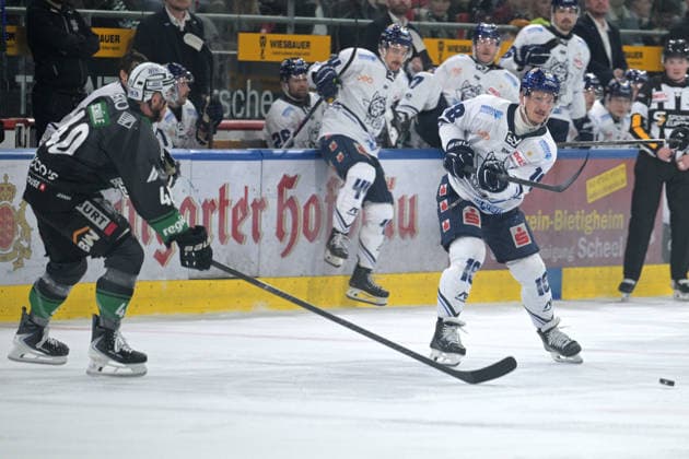 Laurin Braun EC Kassel Huskies, 18 on the puck in a duel with Tim Schuele Bietigheim Steelers, 40 Bietigheim Steelers vs EC Kassel Huskies, Ice Hockey, DEL 2, PlayOff Game 4, Season 2025 2026, 08 04 2026 Bietigheim Steelers vs EC Kassel Huskies, Ice Hockey, DEL 2, PlayOff Game 4, Season 2025 2026, 08 04 2026 Bietigheim Copyright: xEibner-Pressefotox EP_TBR
