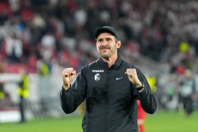 Julian Schuster SC Freiburg, Coach , celebrates the victory with the fans and Ultras, Emotions, Cheering , Germany, Football, UEFA Europa League, Quarterfinal, First leg, 2025 2026, SC Freiburg vs RC Celta de Vigo, 09 04 2026, Europa Park Stadion, Freiburg, Germany Freiburg Europa Park Stadion Baden Württemberg Germany Copyright: xArnexAmbergx